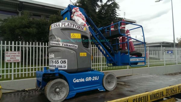 Makine park�m�za kat�lan dikey manliftler foto�raf 1